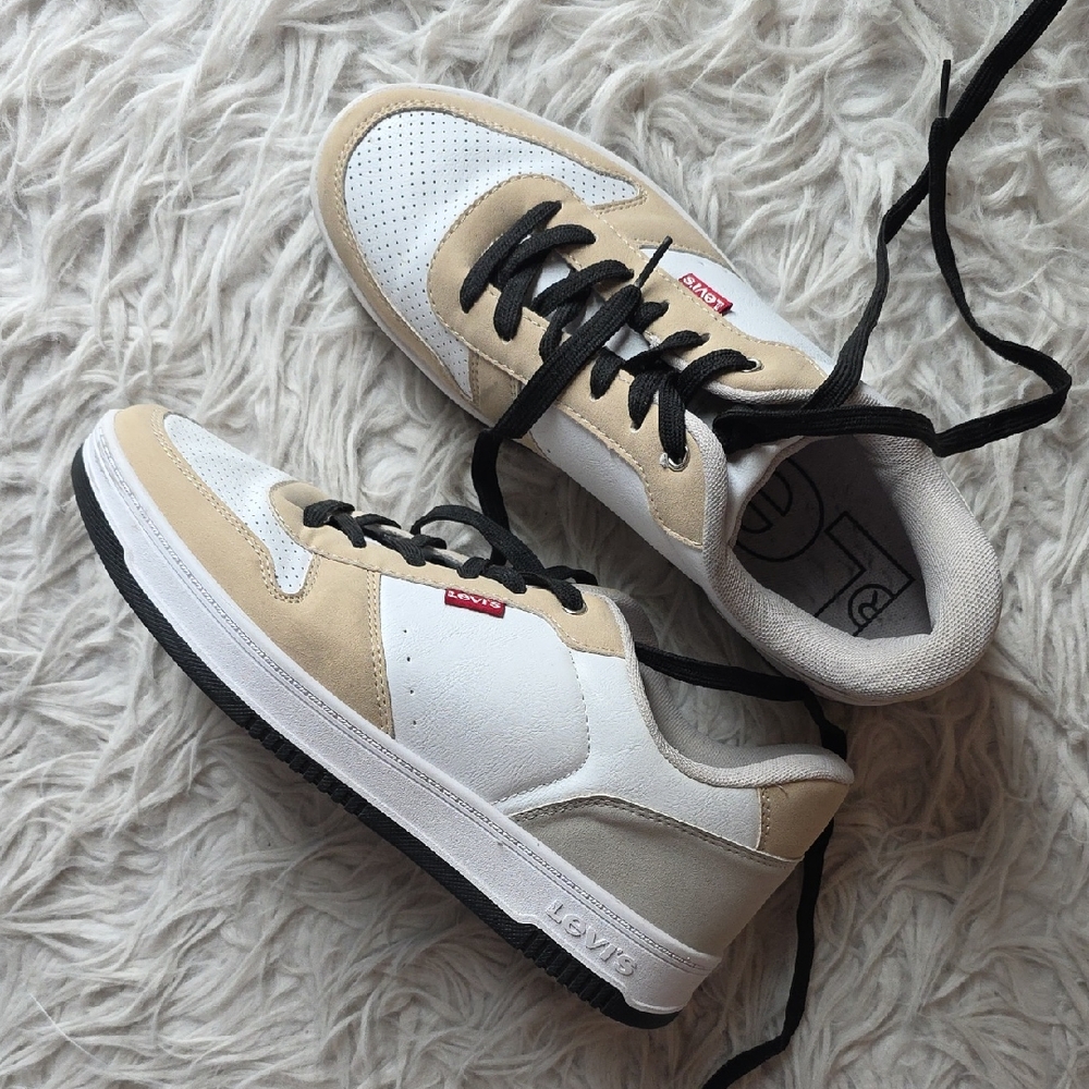 Levi's Cream and White Low-Top Sneakers with Black Laces